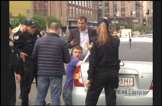 Полиция задержала Hyundai, на котором скрылся стрелявший на Бессарабке в Киеве