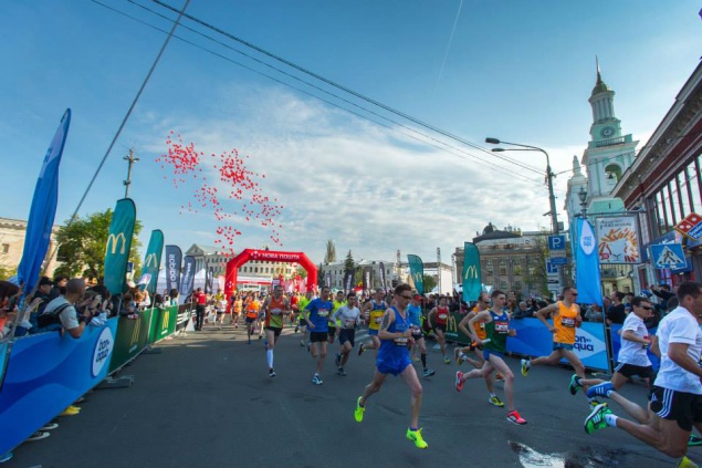 Почти 2 тысячи человек участвовали в главном забеге Киевского полумарафона (видео)