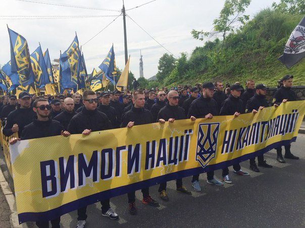 В Киеве начался начался марш “Азова” против выборов на Донбассе (онлайн трансляция, фото)
