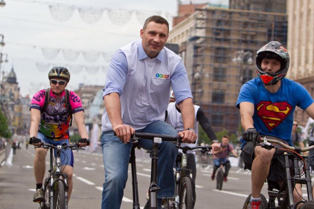 Белоцерковец и Кличко проехались по центру Киева на дорогих велосипедах (фото)