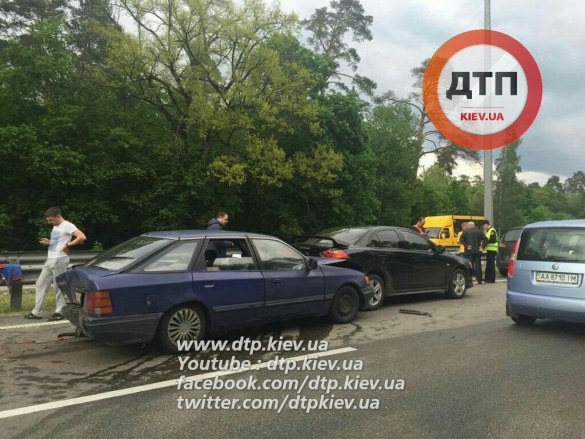На проспекте Победы в Киеве произошло ДТП с участием 8 авто