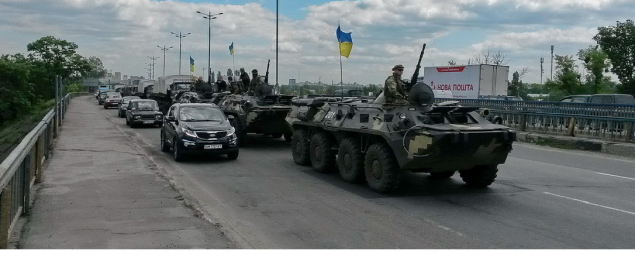 На Жулянском мосту в Киеве стоит колонна боевой техники (фото, видео)