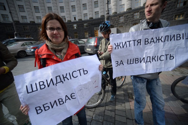 Велосипедисты пикетировали Кабмин в Киеве (фото)