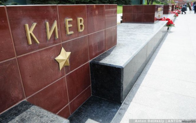 В Москве при возложении цветов к мемориалам городов-героев проигнорировали Киев