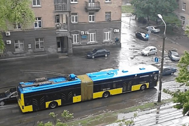 На Подоле в Киеве затопило улицу (видео)