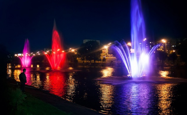 По выходным Русановский фонтан будет развлекать свето-музыкальным шоу (фото, видео)