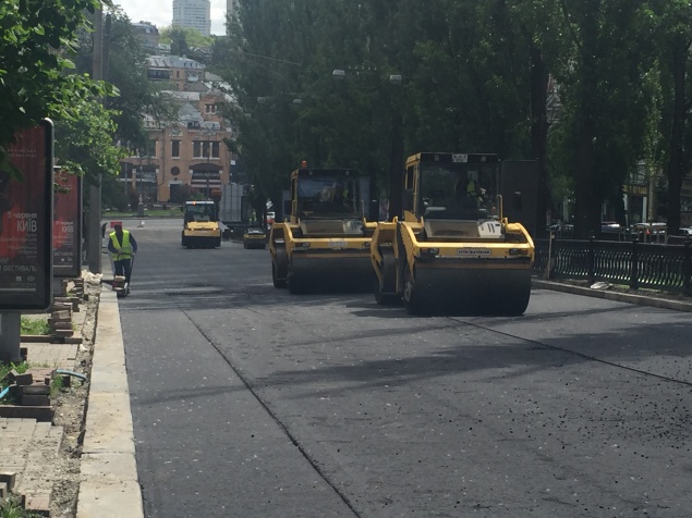 Киевавтодор завершает ремонт дороги на Голосеевской площади и бульваре Шевченко