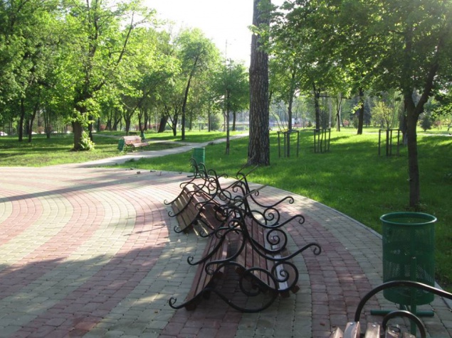 Вандалы вырвали новые лавочки в киевском парке