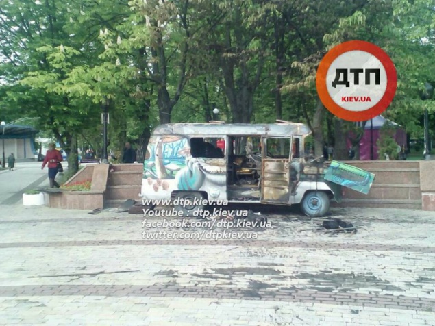 В киевском парке сожгли микроавтобус-кофейню