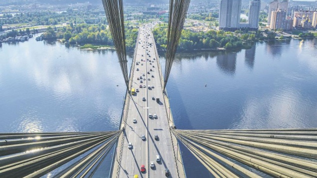 Движение транспорта на Московском мосту в Киеве ограничат