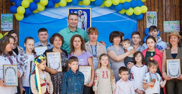Три многодетные семьи получили автомобили за счет бюджета Киева