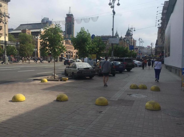На Крещатике в Киеве сломали антипарковочные полусферы