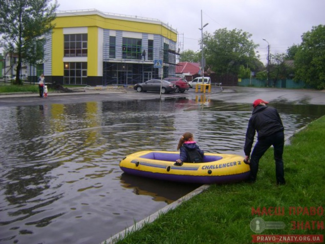 Броварчанам после дождя пришлось переплывать через улицу на лодке (фото)