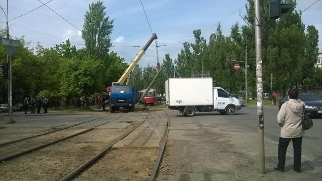 Из-за падения столба в Киеве остановились трамваи (фото, видео)
