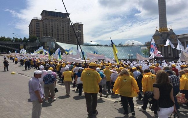 Более тысячи атомщиков блокировали АПУ, требуя не допустить банкротства “Энергоатома” (фото)