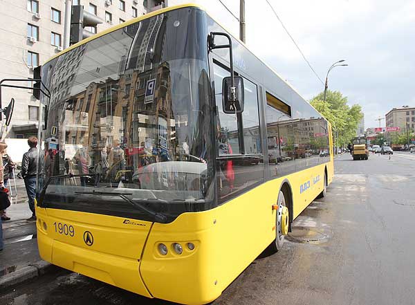 В Киеве на Труханов остров будет ездить бесплатный автобус (расписание)