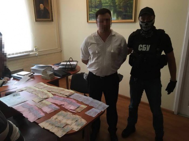 В Киеве сотрудника сервисного центра МВД задержали за взятку (фото)