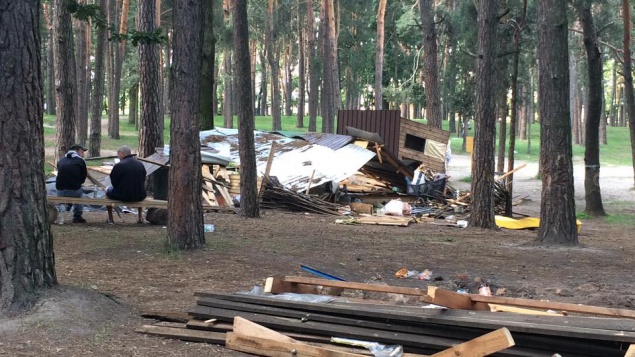 В Парке Партизанской Славы вандалы разрушили беседки возле озера (фото, видео)