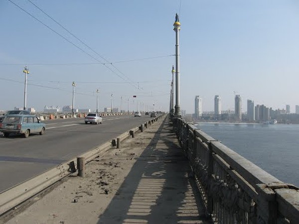 В Киеве на мосту Патона планируют ликвидировать реверсную полосу