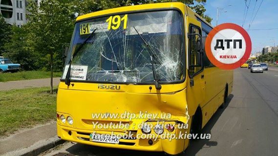 На Троещине в Киеве столкнулись маршрутки: 6 пострадавших (фото)