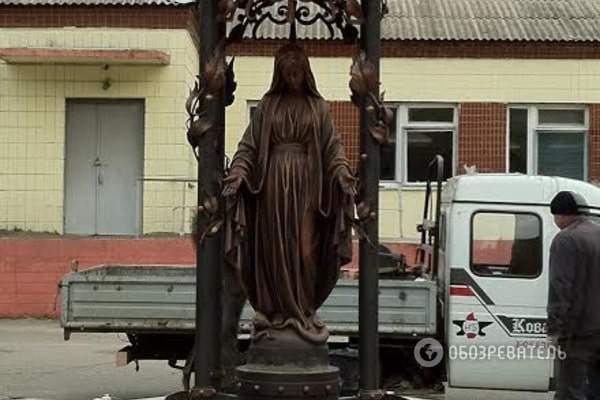В Киеве вандалы свалили статую Божьей Матери
