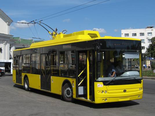 В Киеве из троллейбуса выпал пассажир