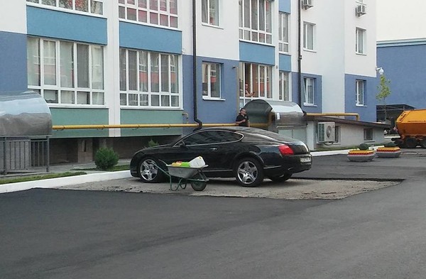 В Киеве коммунальщики заасфальтировали дорогу в обход Bentley