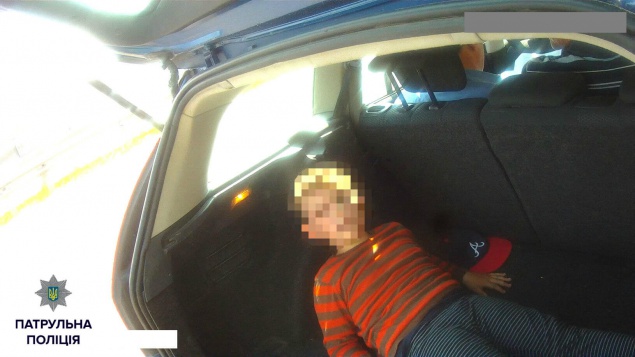 Киевские патрульные остановили автомобиль с ребенком в багажнике
