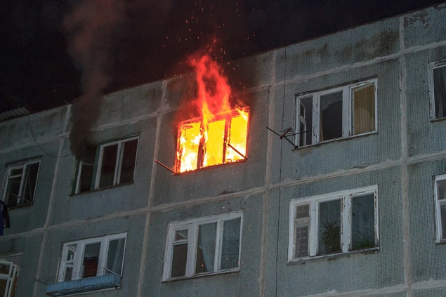 Ночью из горящей квартиры в Киеве пожарные спасли мужчину