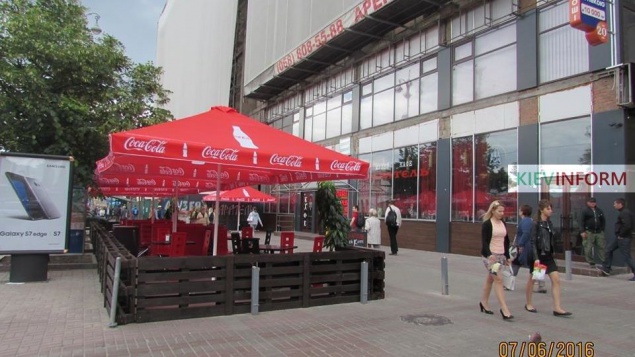 Скандальное кафе “Каратель” в Киеве открыло летнюю площадку (фото)