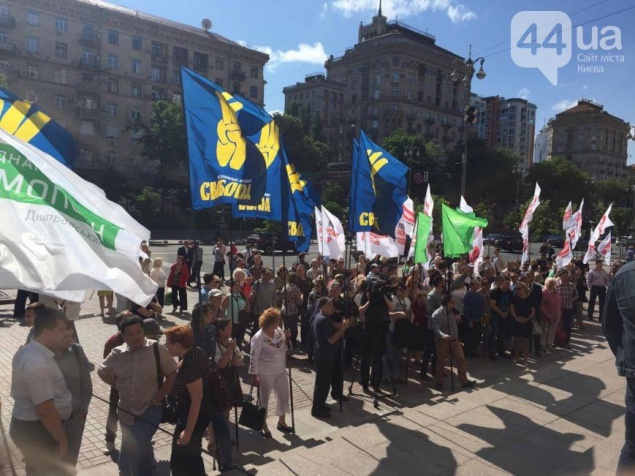 Выступающие за проведение районных выборов активисты пикетируют Киевсовет