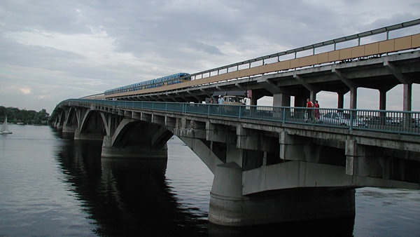 На мосту Метро в Киеве ограничат движение транспорта