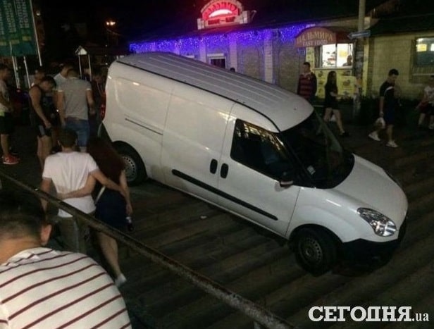 В Киеве микроавтобус вылетел на ступеньки (фото)