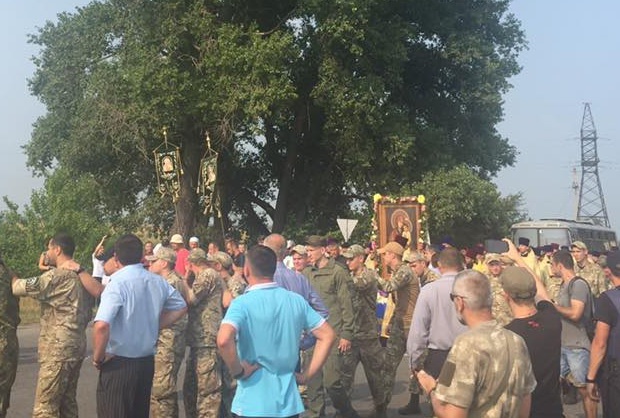 Под Борисполем участников крестного хода забросали яйцами (фото, видео)
