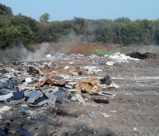 На Киевщине горит мусорная свалка: есть угроза оползня