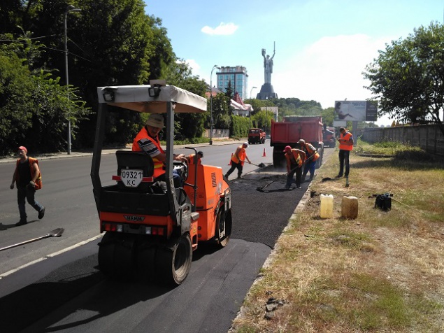 За выходные в Киеве отремонтировали более 10 тыс. кв м дорог