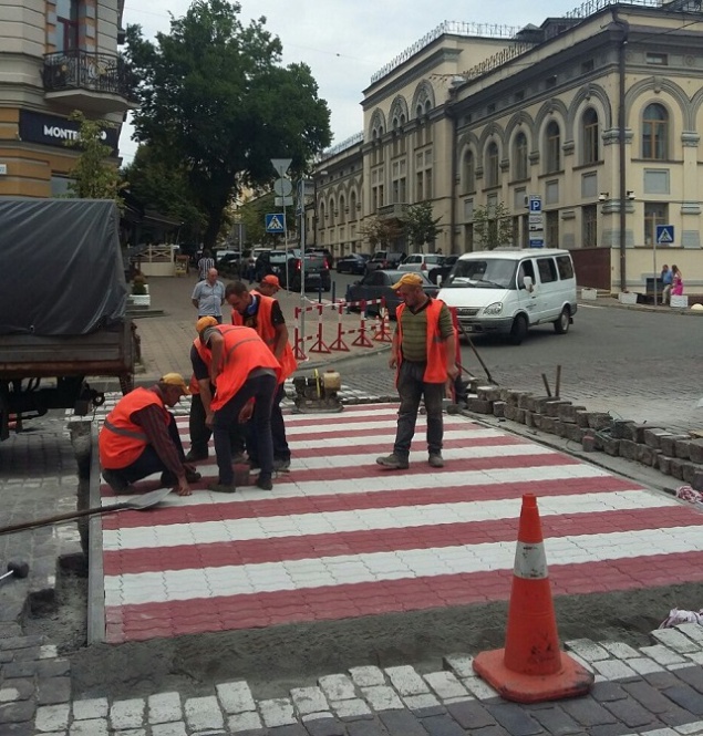 В центре Киева появилась дорожная разметка из цветного камня