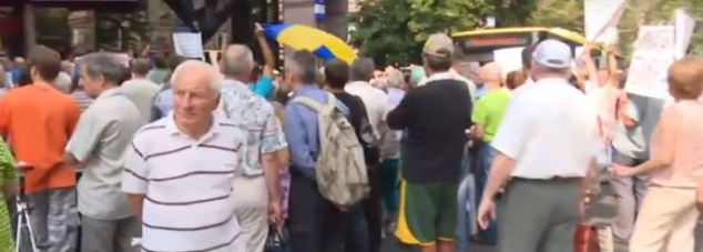 Вкладчики прогоревших банков перекрыли улицу Сечевых Стрельцов в Киеве (фото, видео)