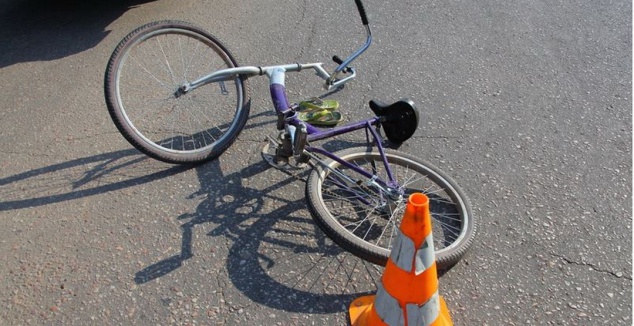 На Киевщине под колеса автомобиля попала 15-летняя велосипедистка