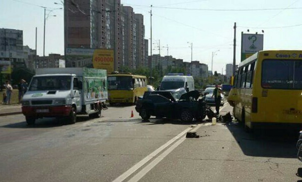 В Киеве легковушка столкнулась с маршруткой: есть пострадавшие (фото)