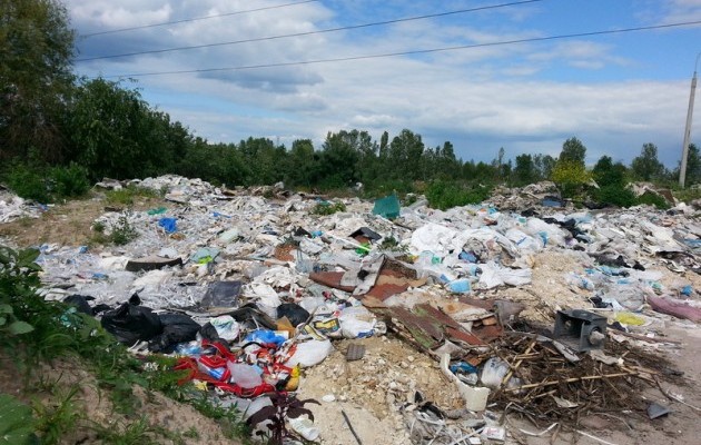 Неподалеку от киевского озера Тягле продолжается разрастается мусорная свалка