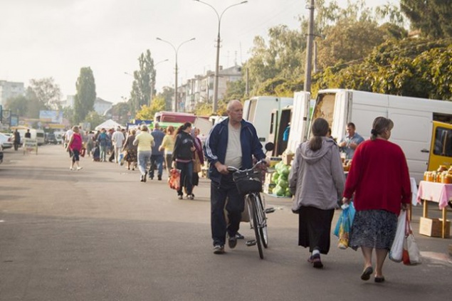 В Святошинском районе Киева продолжает работать стихийная ярмарка, несмотря на запрет КГГА