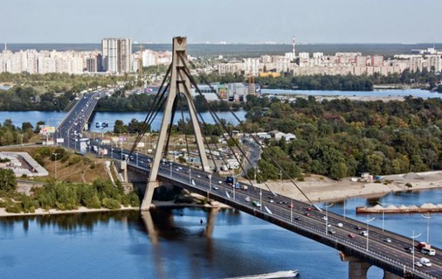 30 июля ограничат движение транспорта по Московскому мосту в Киеве