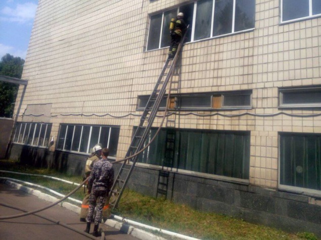 В Киеве с горящего склада спасли пять человек и эвакуировали восьмерых