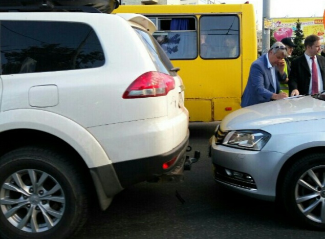 Автомобиль посольства России попал в ДТП в Киеве (фото)