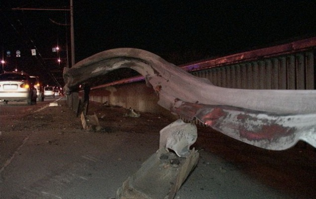 На Московском мосту в Киеве автомобиль влетел в отбойник (фото)