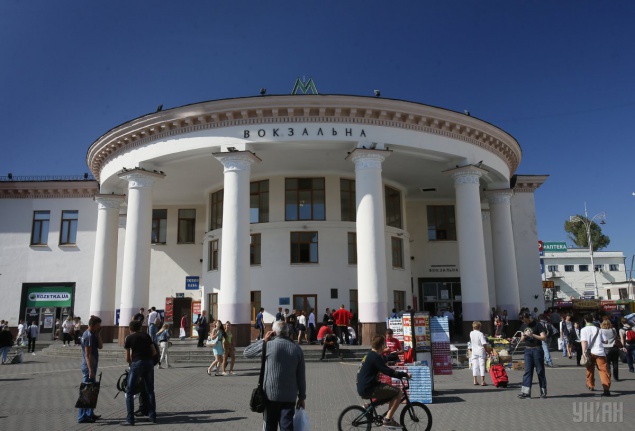 На Вокзальной площади в Киеве изменили расположение остановок общественного транспорта (схема)