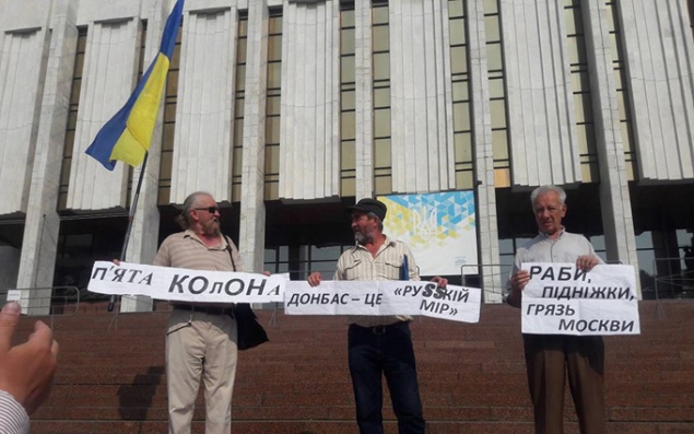 На Европейскую площадь в Киеве уже прибыли противники крестного хода