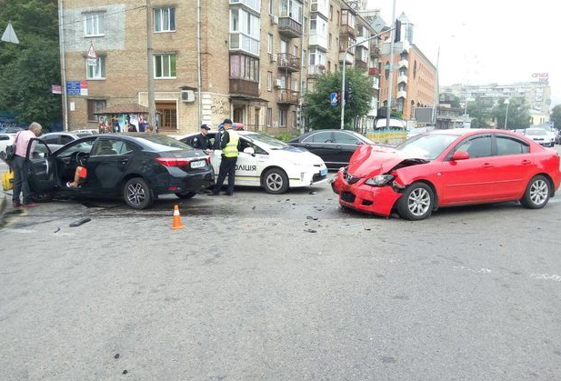В центре Киева произошло ДТП: есть пострадавшие
