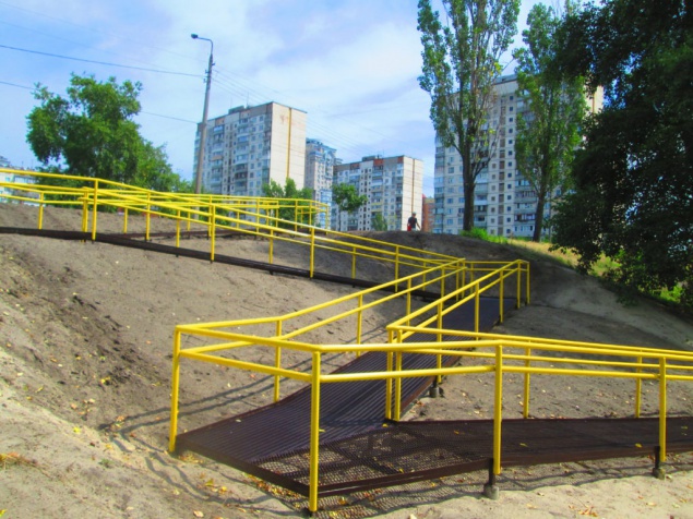 В Киеве впервые установили пандус на муниципальном пляже (фото)